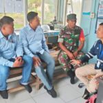 Sertu Wahid melakukan kegiatan Komunikasi Sosial (Komsos) dengan anggota satuan pengamanan (security) perusahaan.