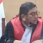 Terdakwa Satria Dharma di tahan oleh hakim pengacaranya meradang di ruang aidang.