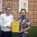 PIMIMPINAN PERUSAHAAN  MEDIA CETAK DAN ONLINE POS TANGSEL SERAH TERIMA  SK KEPADA PIMPINAN REDAKSI YG BARU